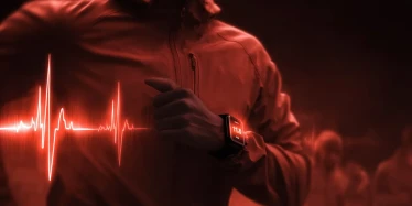 alaito_agency_person_wearing_smartwatch_and_chest_sensor_duri_cf01efb6